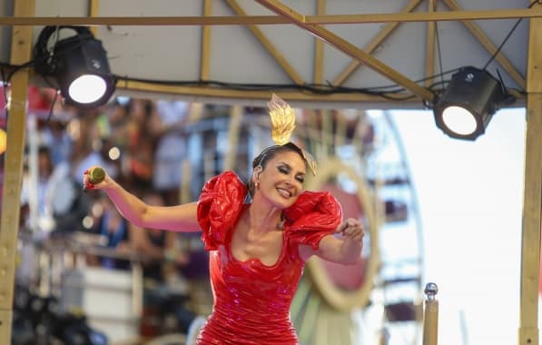 Cláudia Leitte anima foliões do Largadinho no último dia de Carnaval