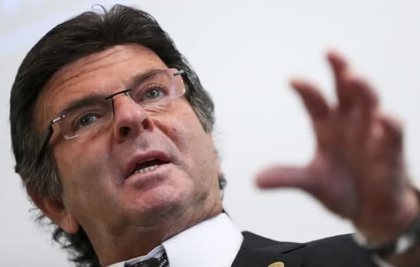 Ministro Luiz Fux acata ação do PV contra perdão de multa de Bolsonaro