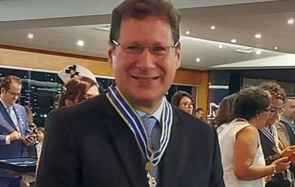 AGU homenageia advogado baiano com Medalha do Mérito