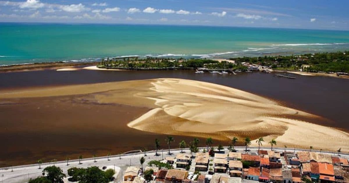Manchas de óleo atingem praias de Porto Seguro, no Sul da Bahia