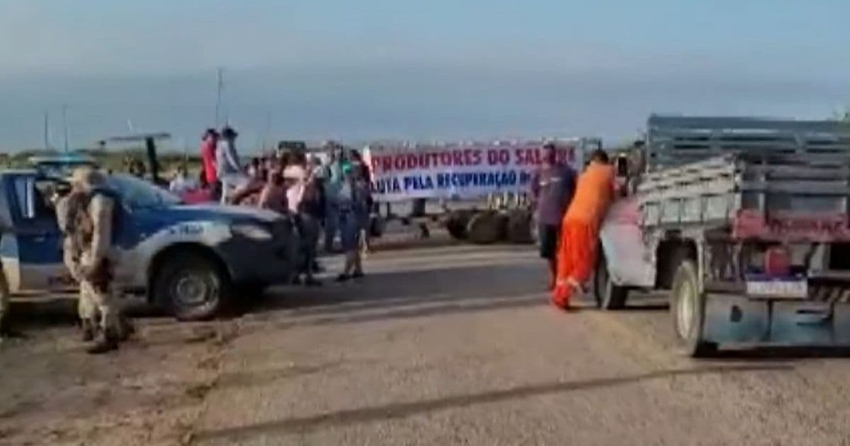 Sento Sé-Juazeiro: Motoristas fecham trecho de pista e cobram reforma de estrada