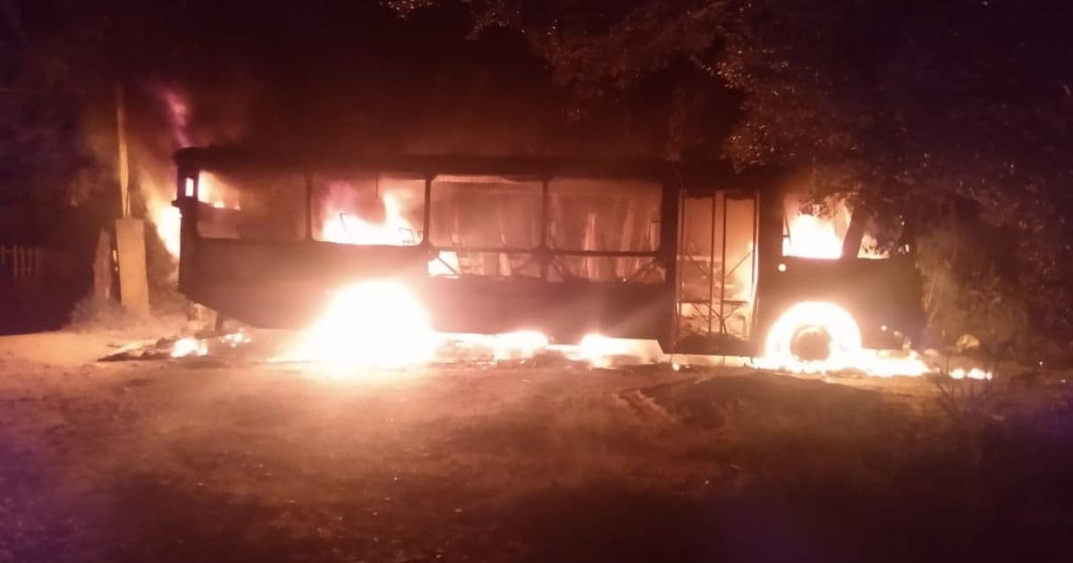 Chapada: Ônibus de transporte escolar é incendiado no Vale do Capão