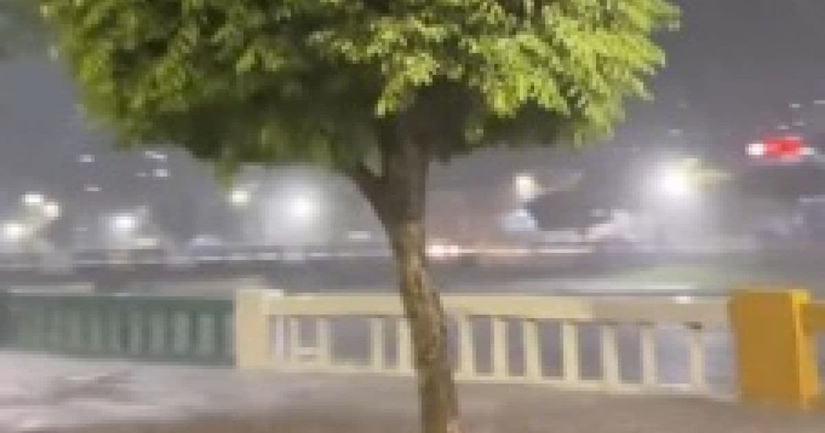 Jacobina: Chuva forte alaga ruas, afeta hospital e provoca queda de muro