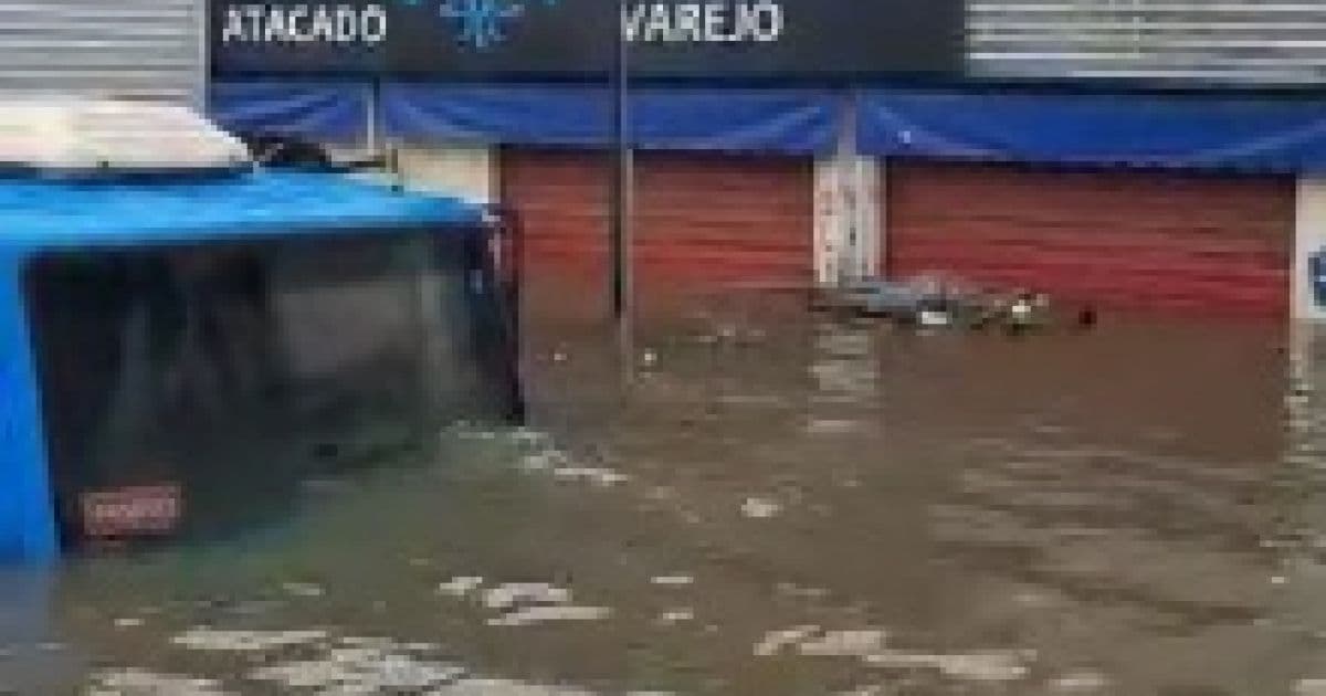 Jequié: Morador anda de jet-ski em ruas inundadas após cheia histórica