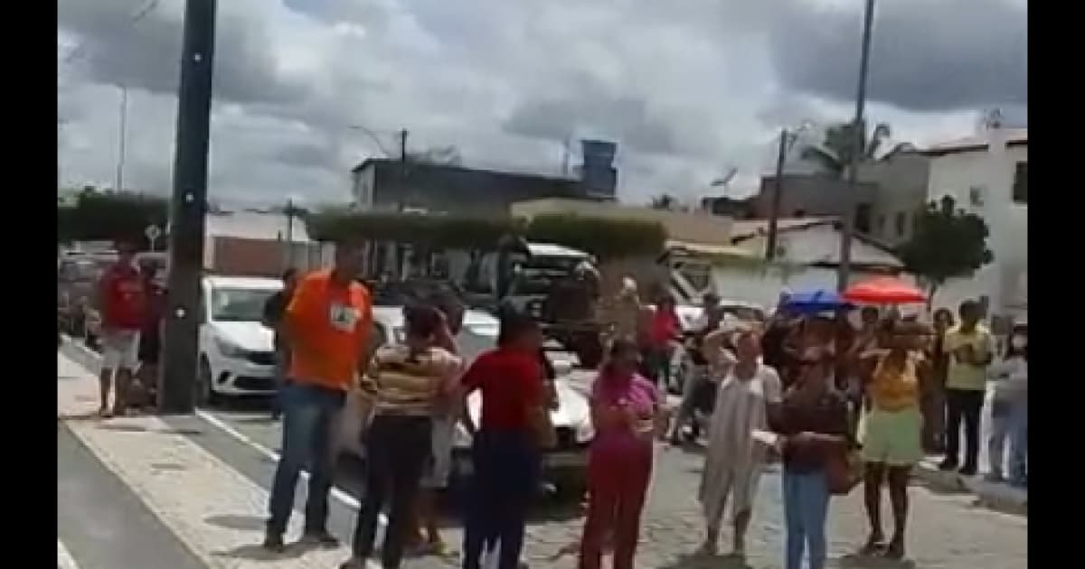 VÍDEO: Professores da rede municipal de Santa Luz paralisam aulas para cobrar a prefeitura reajuste previsto em lei