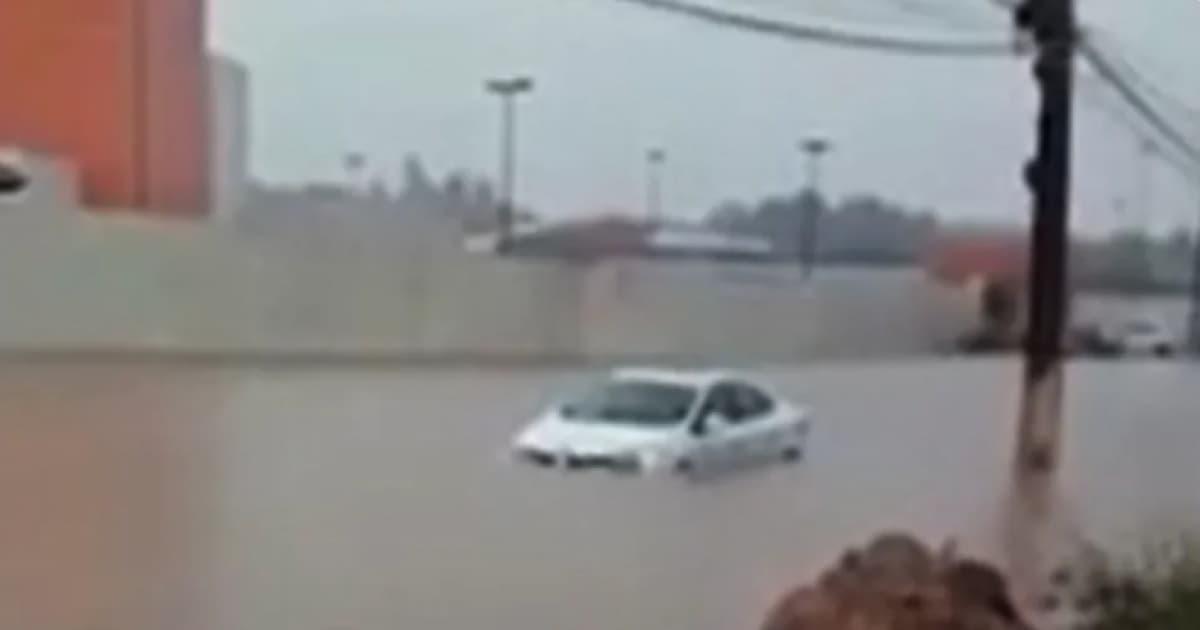 Chuva forte deixa carro ilhado e pistas alagadas em cidade da Bahia