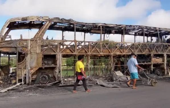 Ônibus que transportava comerciantes pega fogo no Nordeste baiano 