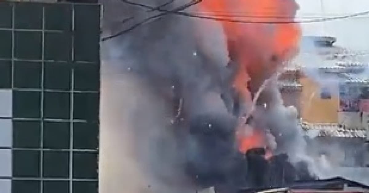 Barraca de fogos pega fogo em centro de cidade baiana