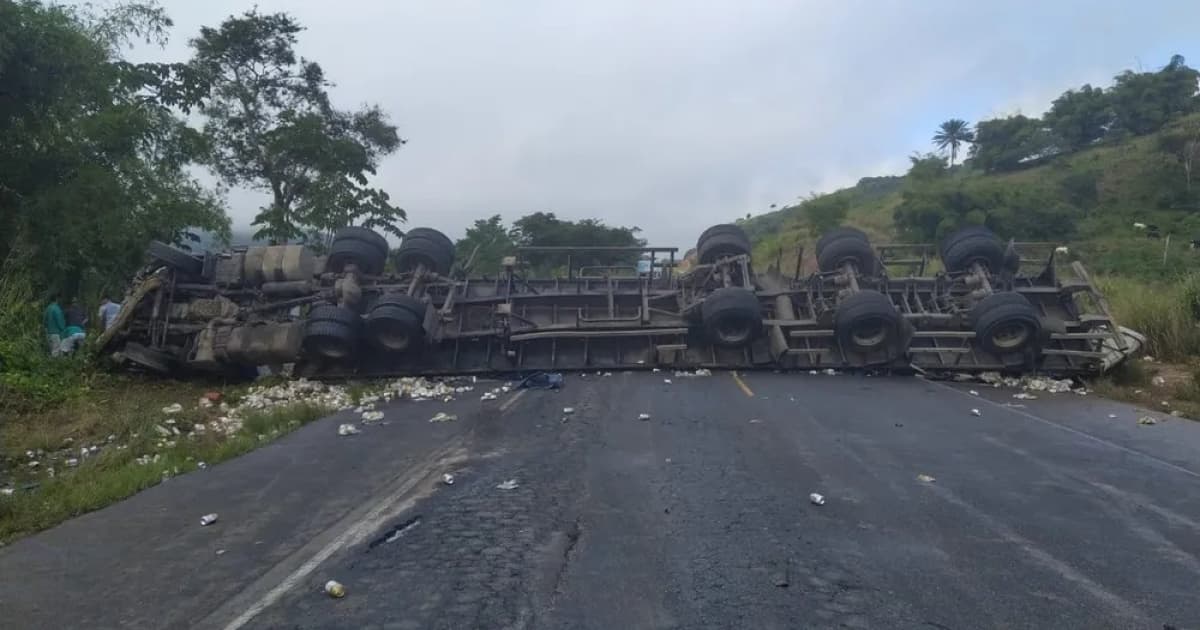 Dois morrem em batida entre caminhonete e carreta na BR-101 perto de Alagoinhas