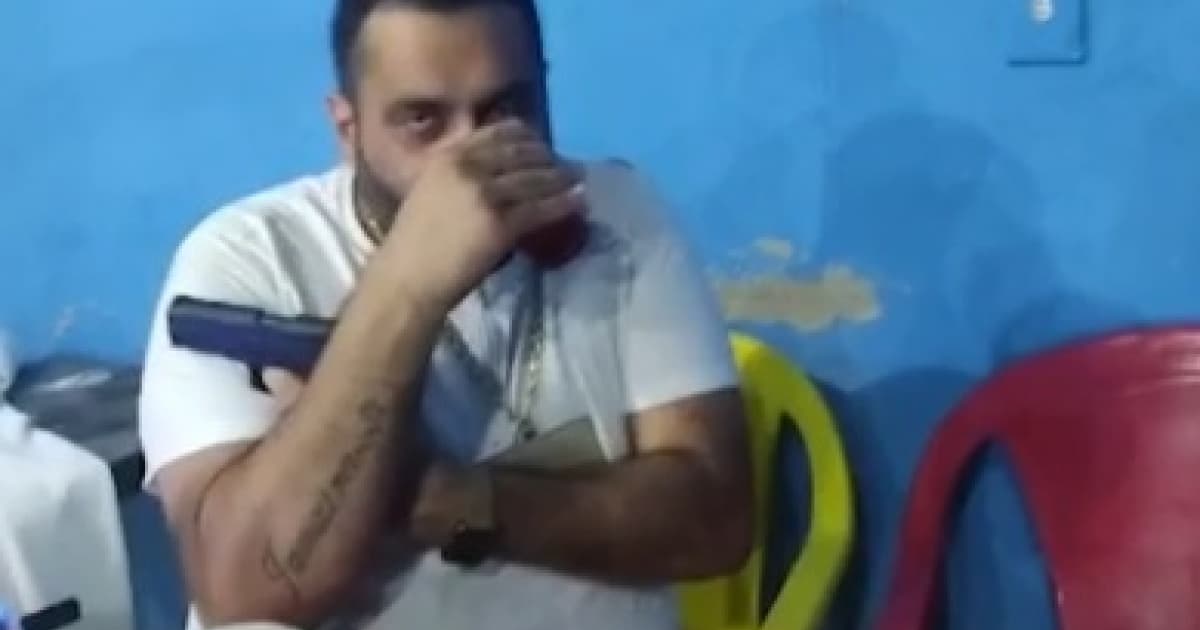 Vídeo mostra pai de acusado de matar cigana com arma em bar; suspeitos seguem fugidos