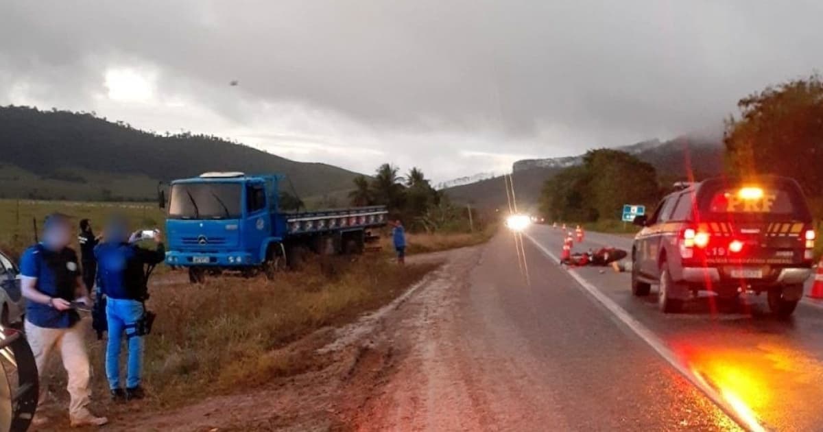 Homem e enteado morrem em colisão entre moto e caminhão perto de Porto Seguro