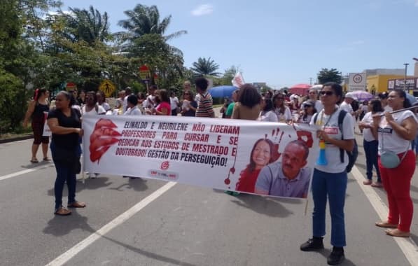 VÍDEO: Professores fecham Estrada do Coco em protesto contra Prefeitura de Camaçari