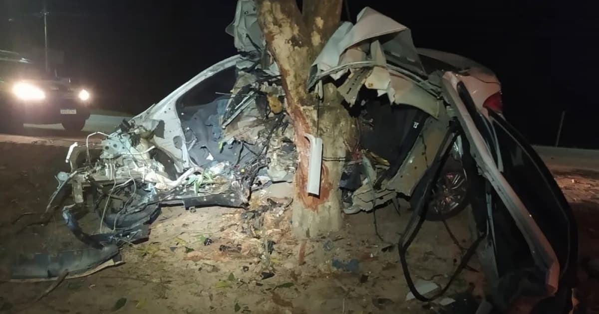Motorista morre após veículo colidir em árvore no Extremo Sul baiano; carro ficou partido