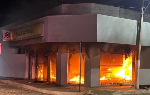 Agência bancária do Oeste baiano fica destruída após incêndio 