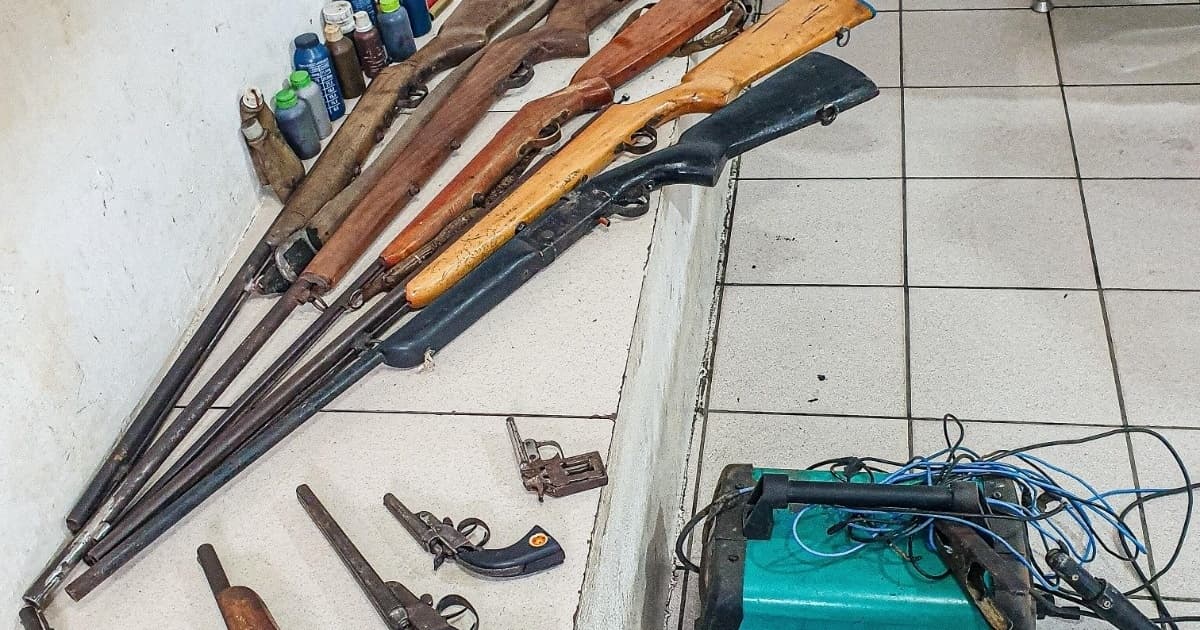 PM descobre oficina clandestina com 16 armas e cartuchos de diversos calibres na Bahia