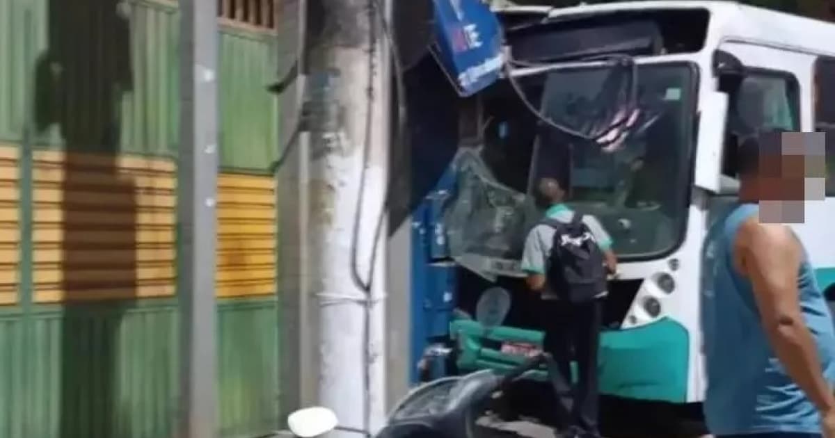 Ônibus colide em estabelecimento em centro de cidade baiana após motorista passar mal