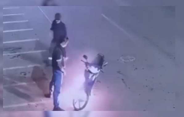 Moto pega fogo em Santo Estevão, homens tentam apagar com urina e cena viraliza