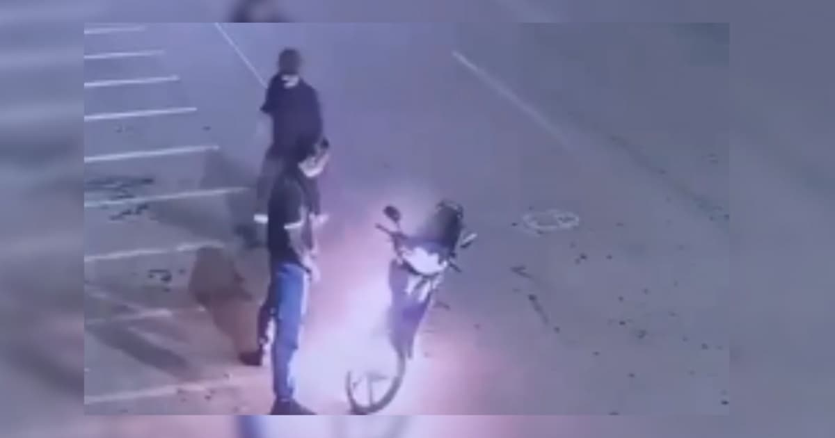 Moto pega fogo em Santo Estevão, homens tentam apagar com urina e cena viraliza