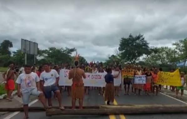 Grupo fecha trecho da BR-101 no Extremo Sul baiano em protesto contra morte de indígena