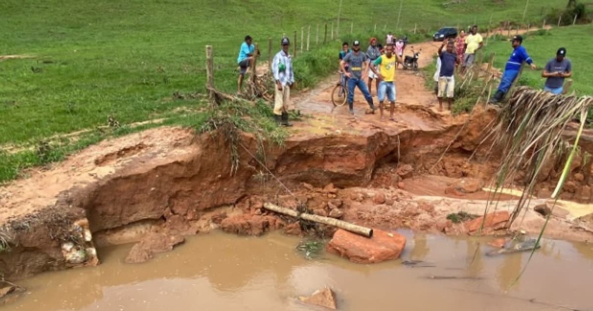 Cidade cortada por rios no Extremo Sul baiano registra 3 mil afetados por chuvas; morador fraturou perna após casa desabar