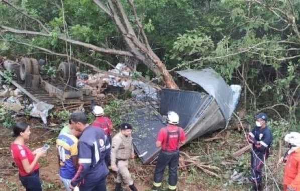 Dois morrem após caminhão tombar em ribanceira no Oeste baiano
