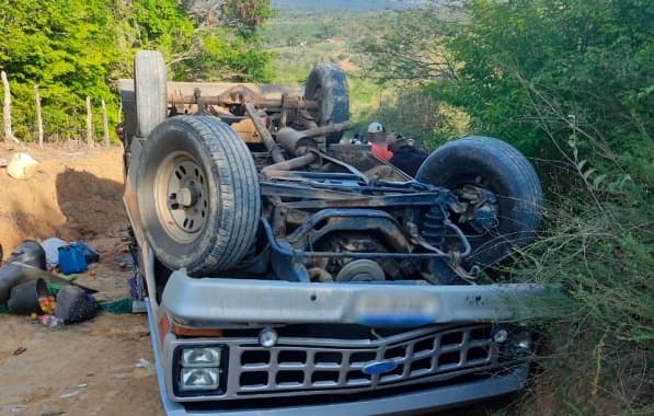 Jovem de 19 anos morre após caminhão tombar em estrada vicinal no interior baiano