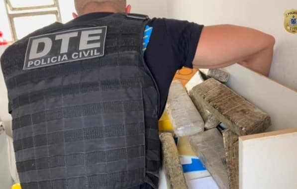Polícia Civil apreende 35 kg de drogas em fundos falsos de móveis em Vitória da Conquista
