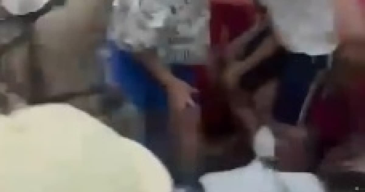 VÍDEO: Ex-prefeita e vereador são agredidos por PMs durante carnaval no interior baiano 