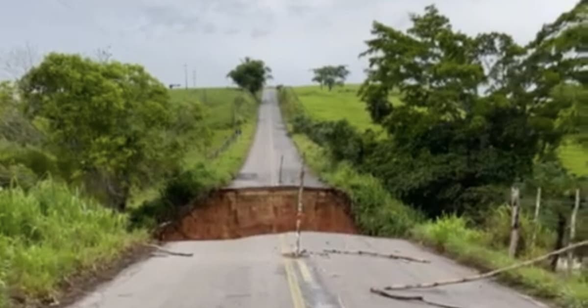 Cratera é aberta e trecho de rodovia segue interditado no Recôncavo após fortes chuvas