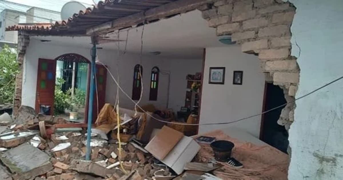 Casal de idosos perde casa após chuvas que caíram em Feira de Santana
