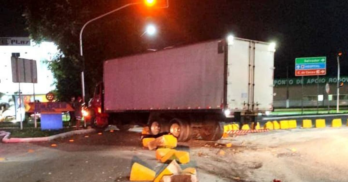 Caminhão colide em blocos de concreto e obstrui rodovia em Eunápolis