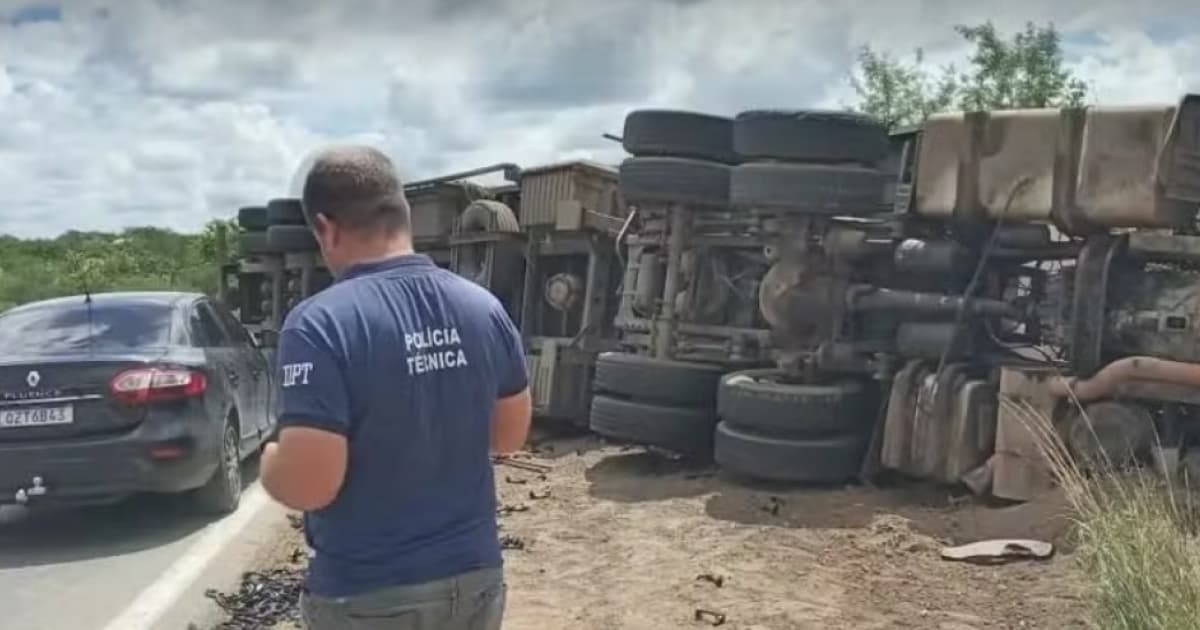 Motorista morre após carreta tombar em trecho da BR-116 na Bahia 