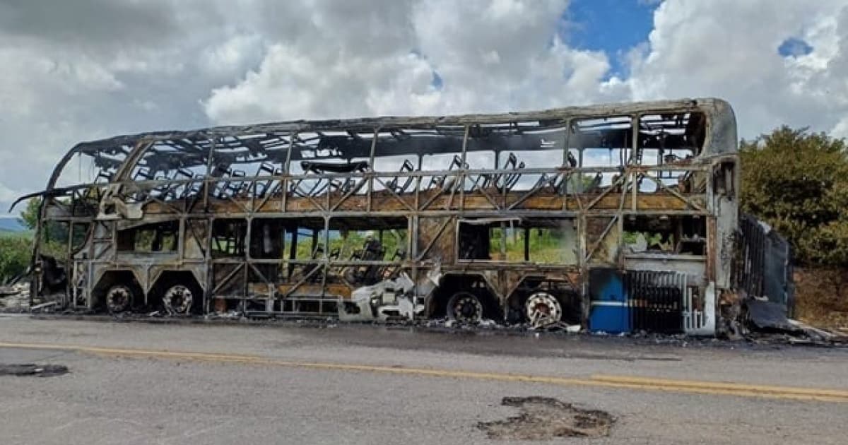 VÍDEO: Ônibus pega fogo durante viagem de Feira de Santana para Fortaleza
