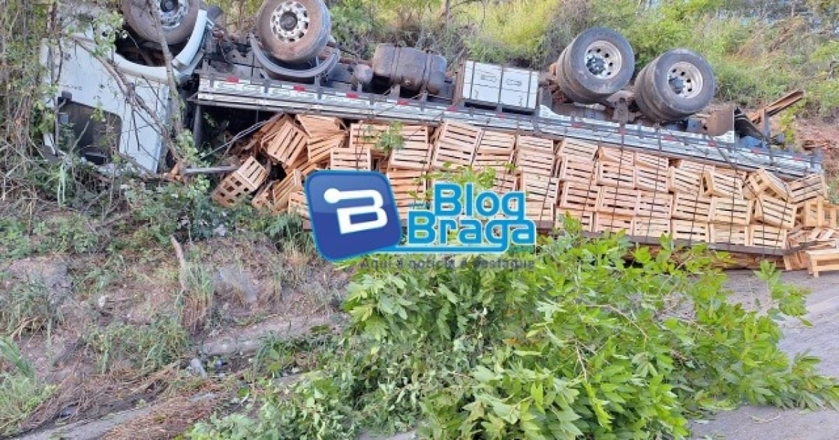 Caminhão perde controle e colide em barranco na Serra do Saco 