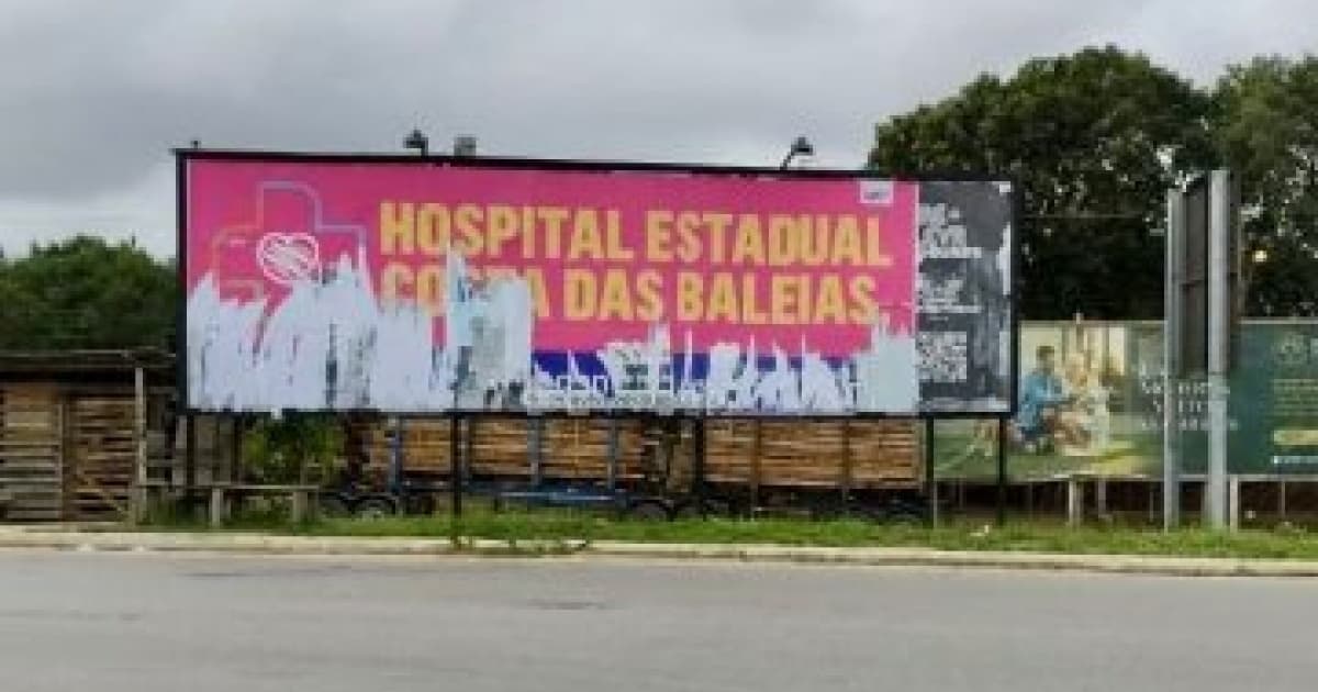 Outdoors do Hospital Estadual Costa das Baleias, em Teixeira de Freitas, sofrem vandalismo