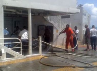 Incêndio no ferry boat Anna Nery deixa embarcação à deriva