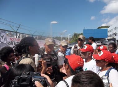Rio dos Macacos: Manifestantes ocupam prédio da AGU em Salvador