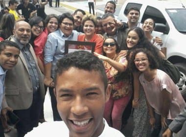 Em Camaçari, Dilma faz selfie com estudantes
