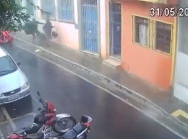 Câmera registra assaltos no Sto Antônio Além do Carmo; acusados seguem foragidos