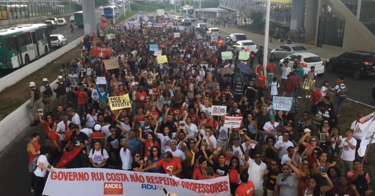 Em greve, professores universitários protestam e pedem que Rui Costa 'dialogue'