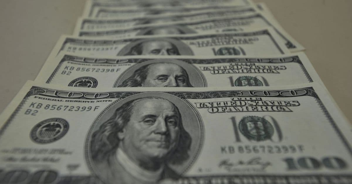 Dólar sobe 4,69% em abril; bolsa tem alta de 10,25% no mês