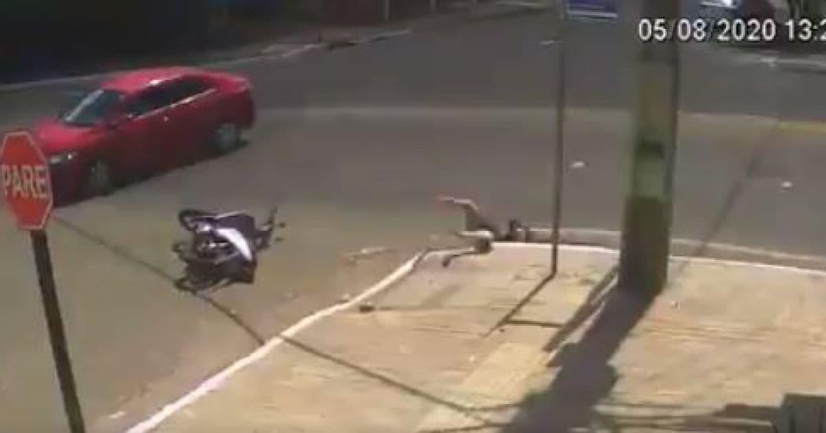 Motociclista cai em bueiro após colisão com carro no Pará; veja vídeo