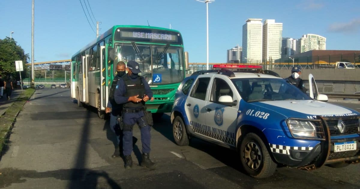 Guarda Civil detém dois homens com arma em ônibus na Paralela