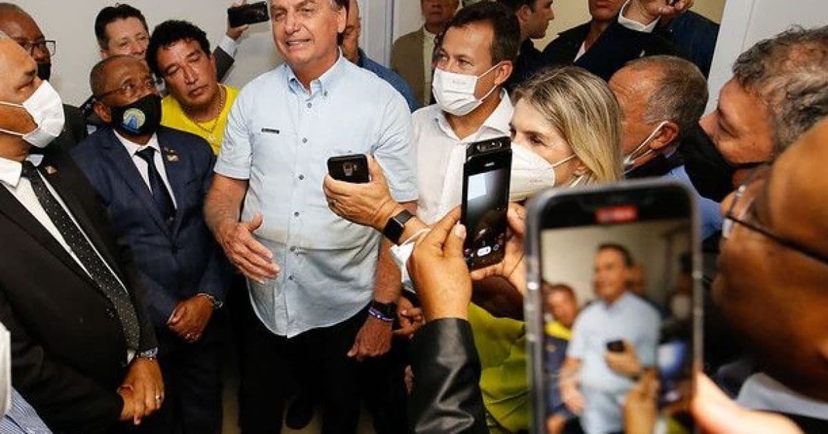 Bolsonaro é xingado ao entrar em avião para cumprimentar passageiros: 'Fora, genocida'