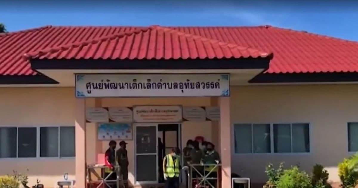 Ex-policial abre fogo em creche e mata próprio filho e outras 21 crianças na Tailândia