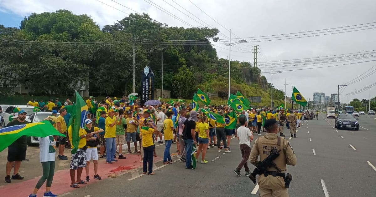Bolsonaristas se reúnem no Imbuí e pedem por intervenção militar