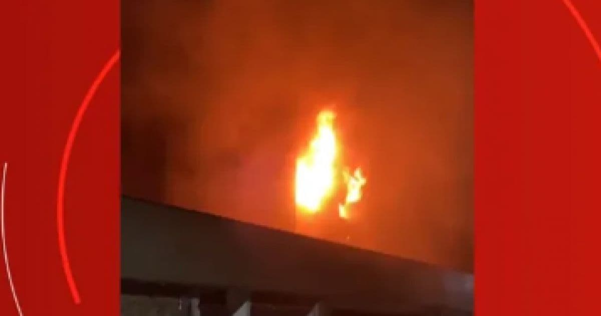Prédio do antigo Hospital Salvador é atingido por incêndio durante a madrugada 