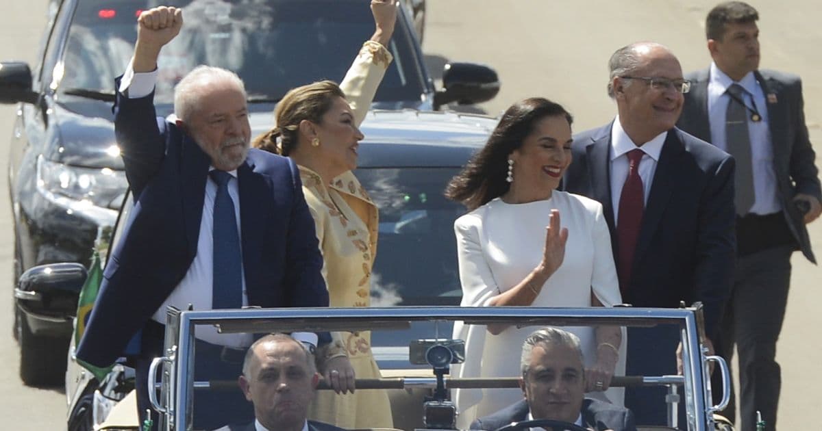 Presidente eleito, Lula desfila em carro aberto em direção ao Congresso