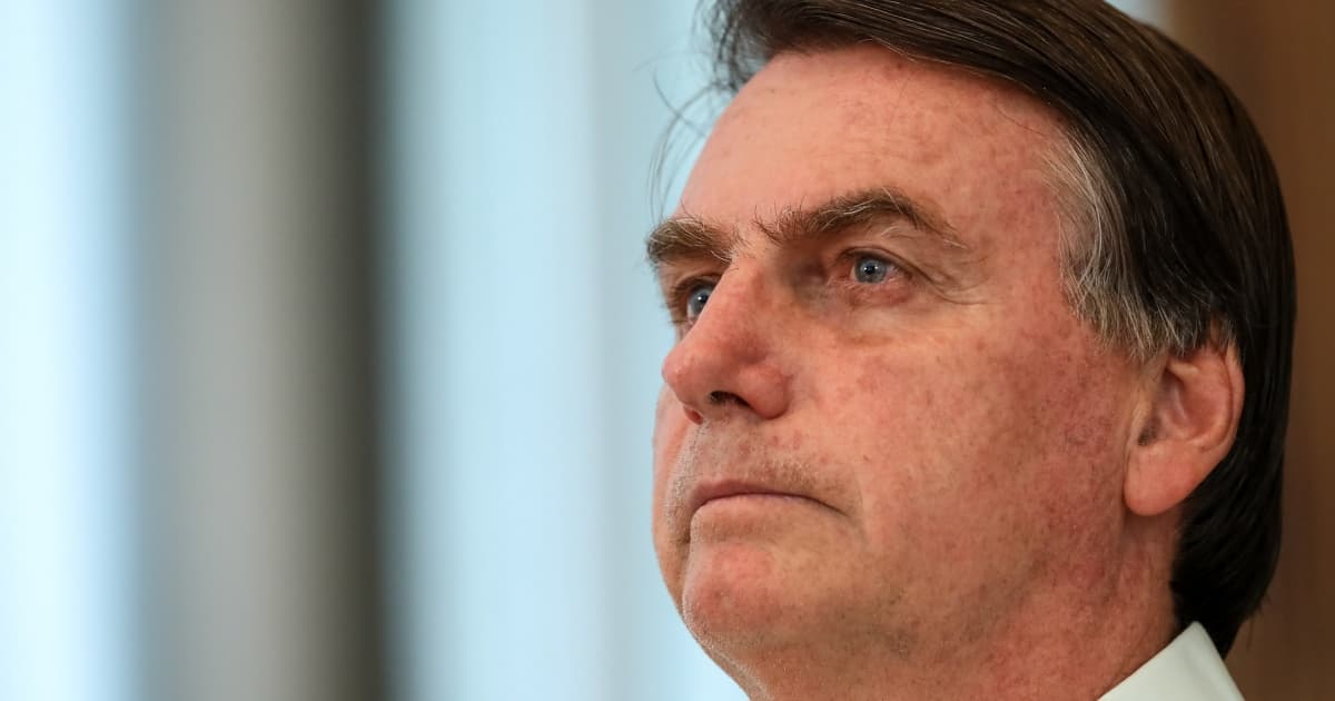 Amigos de Bolsonaro temem "supergrampo" ao conversarem pelo telefone, diz coluna