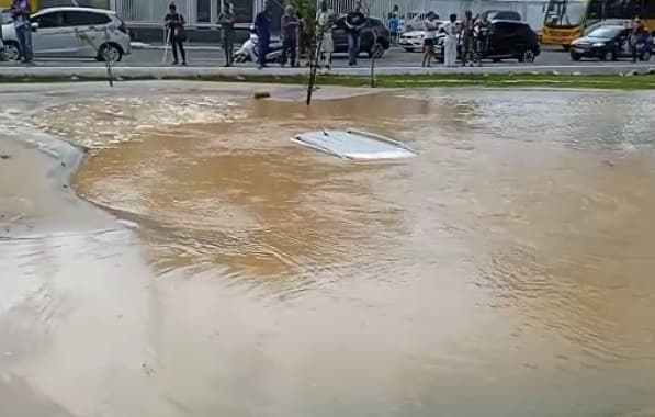 VÍDEO: Carro é engolido por água em avenida de Salvador após adutora se romper